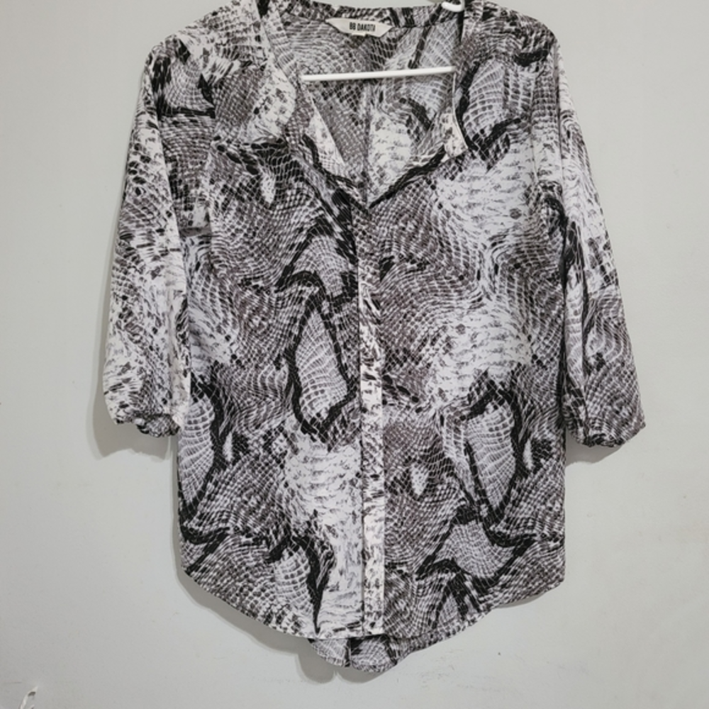 BB Dakota snake print top Blouse Size XS White‎ Black Gray Button Up Shirt.